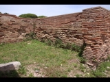 08118 ostia - regio v - semita dei cippi - ecke - via della fortuna della annonaria - edificio (v,iv,1) - suedwestecke - ostwand - 06-2024.jpg